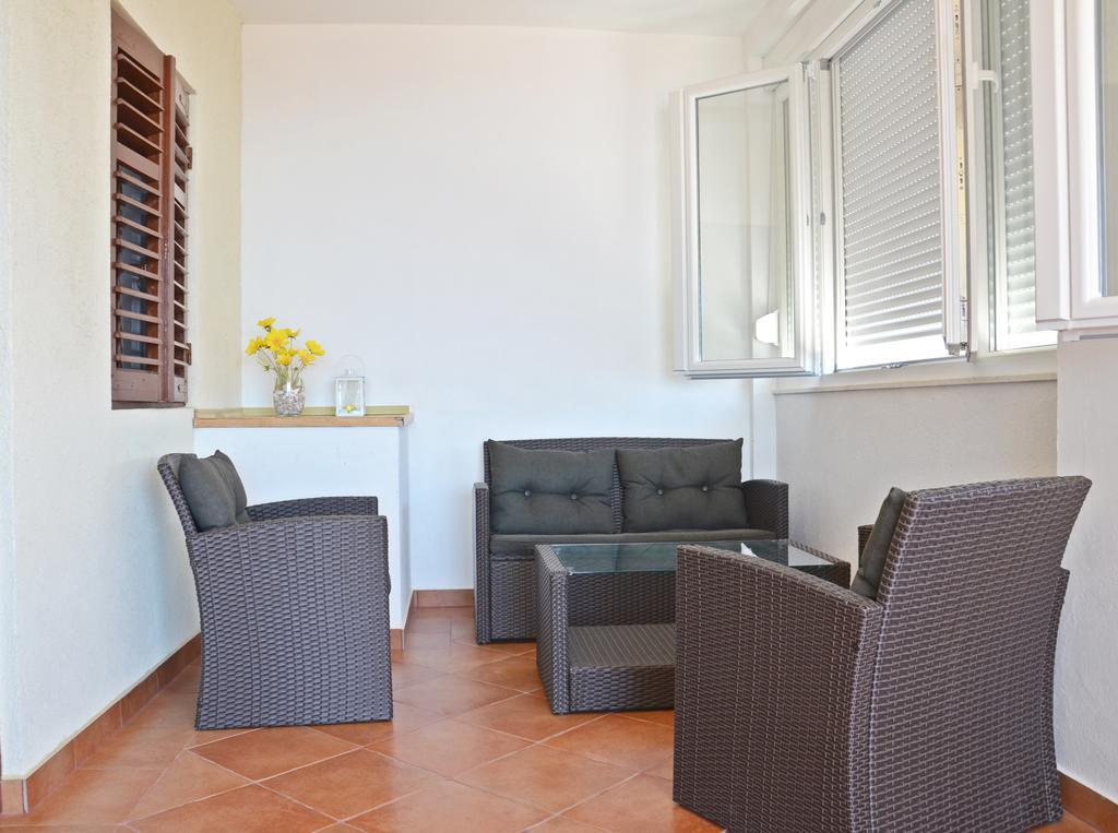 Apartments Ivusic Хвар Экстерьер фото